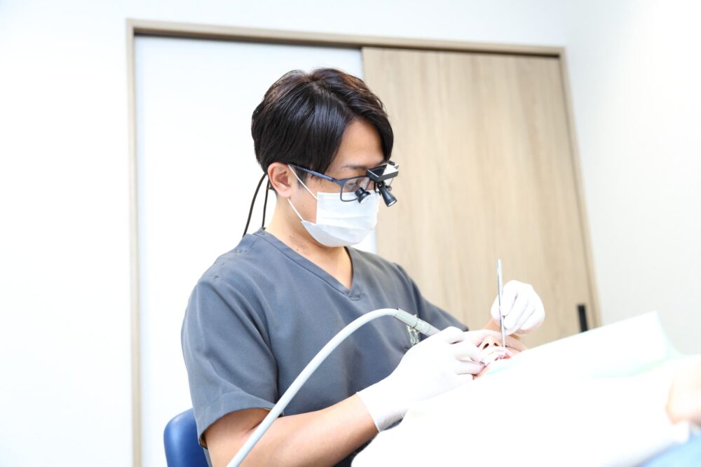拡大鏡を使用し、削る量を必要最小限に